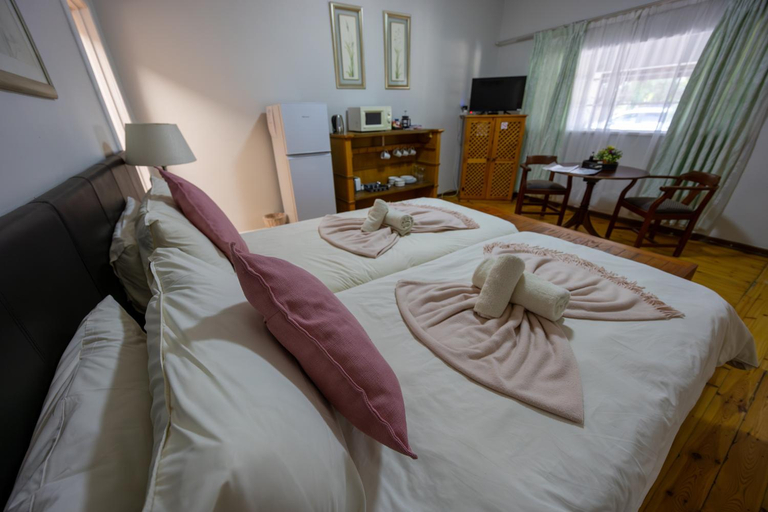 Bedroom 2, Beyond Cui Bono, Cacadu