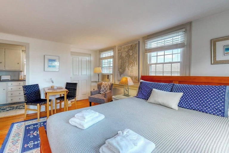 Room 5, Lovely Studio W/full Kitchen/free Wifi- Next to River/antique Shops/restaurants, Lincoln