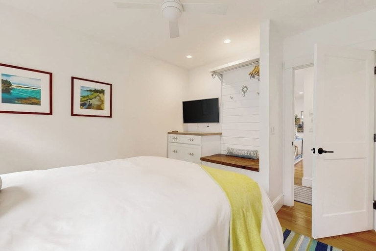 Room 4, Elegant Home With Veranda & Water View, Walk to Downtown Boothbay Harbor, Lincoln