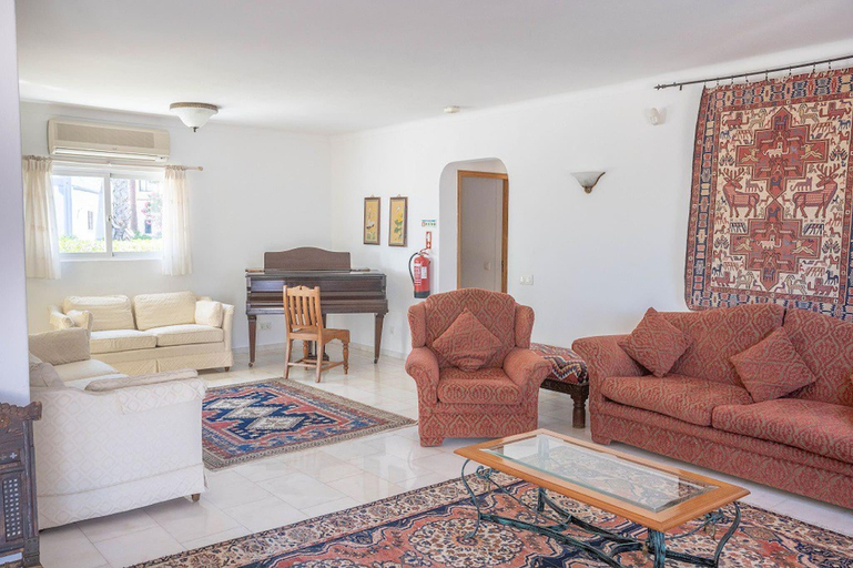 5, SILVER · BEAUTIFUL 4 BEDROOM VILA JUST STEPS TO TH, Lagoa