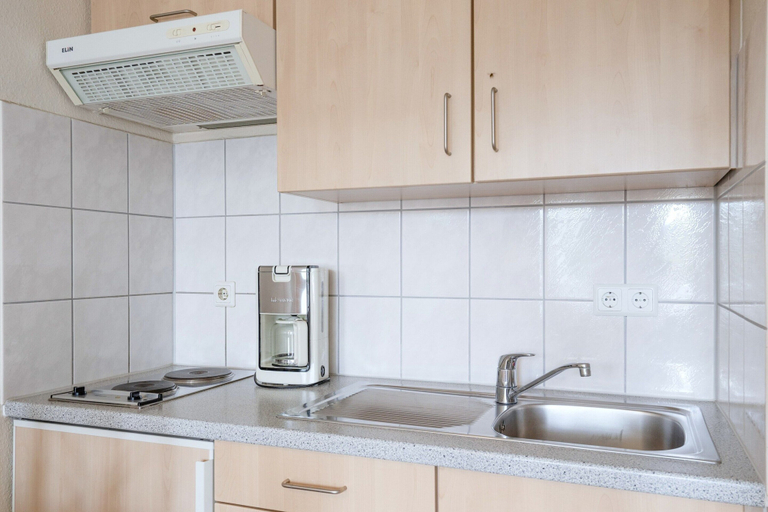 Private kitchen 3, Helle und Gemutliche Ferienwohnung mit Balkon in Sellin, Vorpommern-Rügen