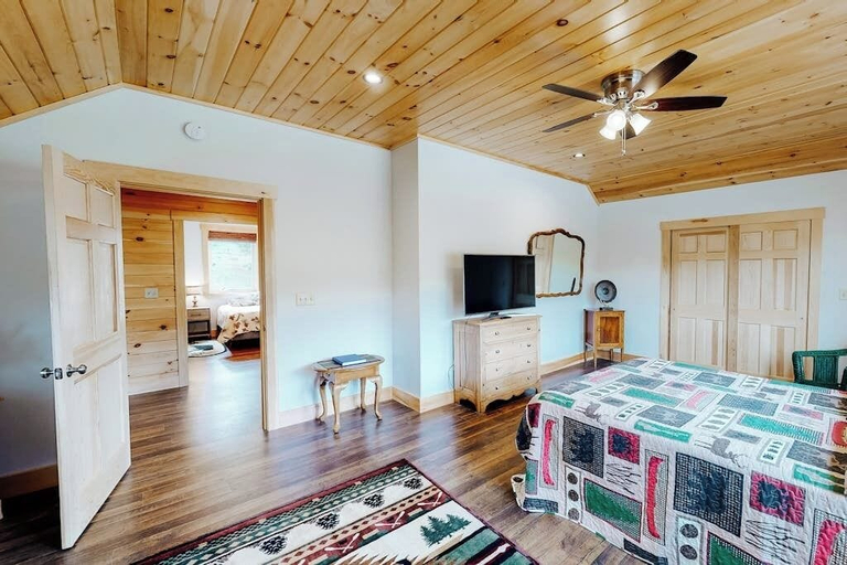 Room 2, Charming Riverfront Home With Mountain Views & Private Dock, Somerset