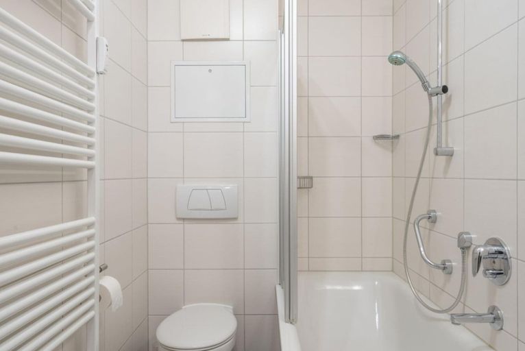 Bathroom 5, Ferienwohnung mit Balkon und Fitnessbereich in Sellin, Vorpommern-Rügen
