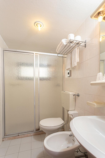 Bathroom 4, Hotel Corona Milano Marittima, Ravenna
