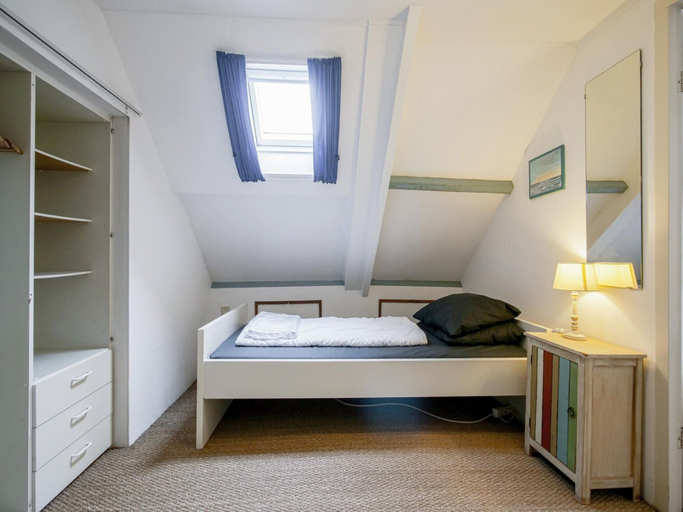 Room 4, Holiday Home in Callantsoog Near Beach, Zijpe