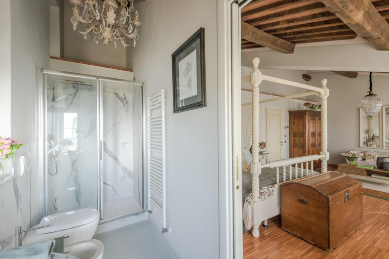 Bathroom 5, Corte Benedetto in Montecarlo, Lucca