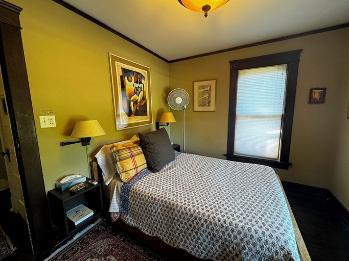 Room 3, Burnt Toast Inn and Washington House, Washtenaw