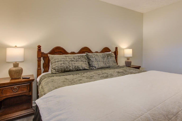 Room 5, Roaring Fork Road Retreat, Sevier