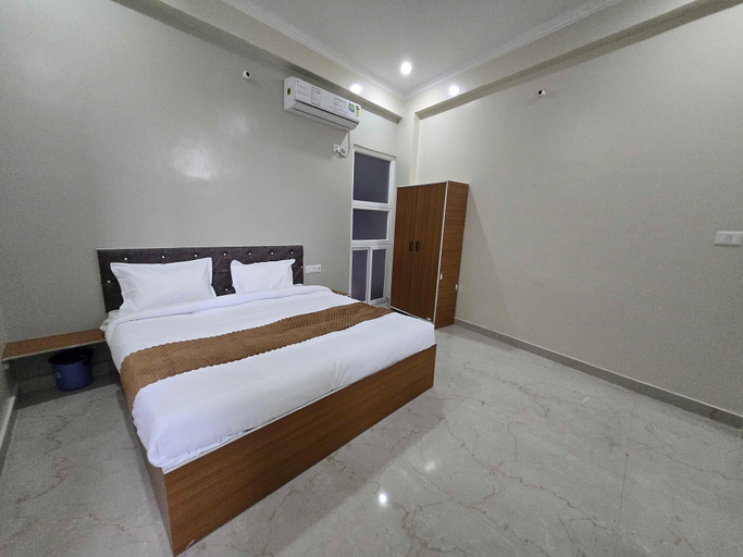 Room 3, Deluxe Pine Villa, Lucknow