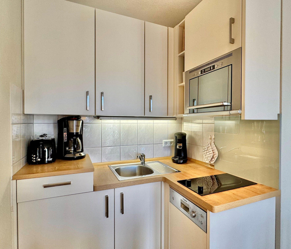 Private kitchen 4, Ferienwohnung im Seepark Sellin mit Balkon und Ahoi-rabatt, Vorpommern-Rügen