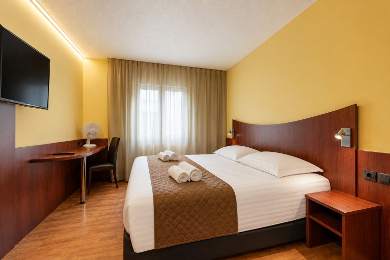 Bedroom 3, Logis Hotel Center, Finistère