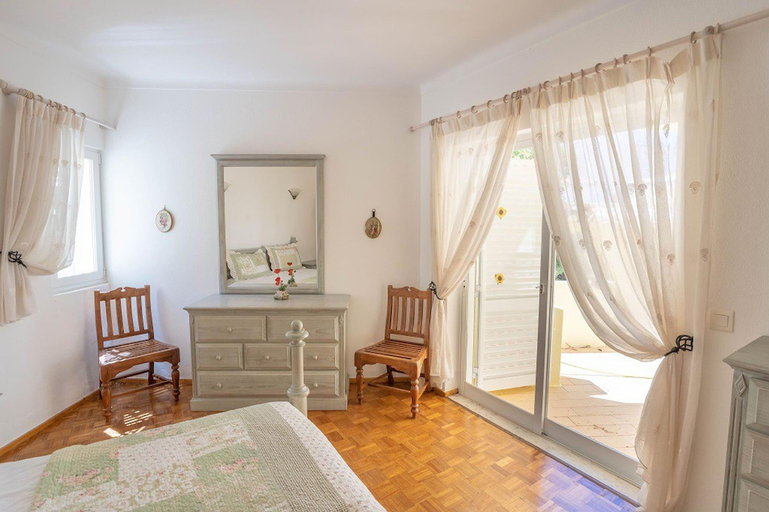 4, SILVER · BEAUTIFUL 4 BEDROOM VILA JUST STEPS TO TH, Lagoa
