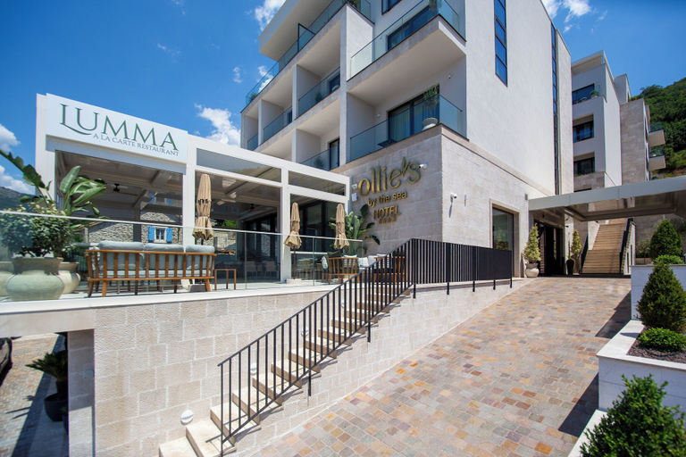 Front of property, Ollie's by the sea