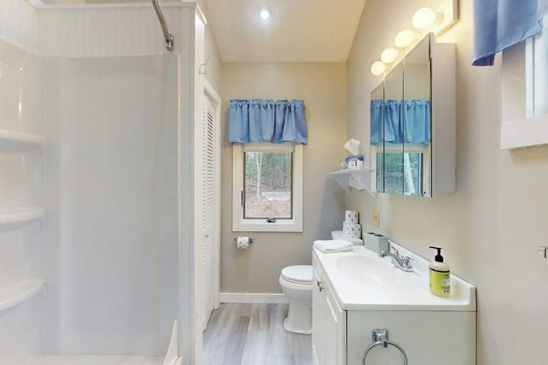 Bathroom, Charming Cottage With Ocean Views, Wifi, and Washer and Dryer, Lincoln