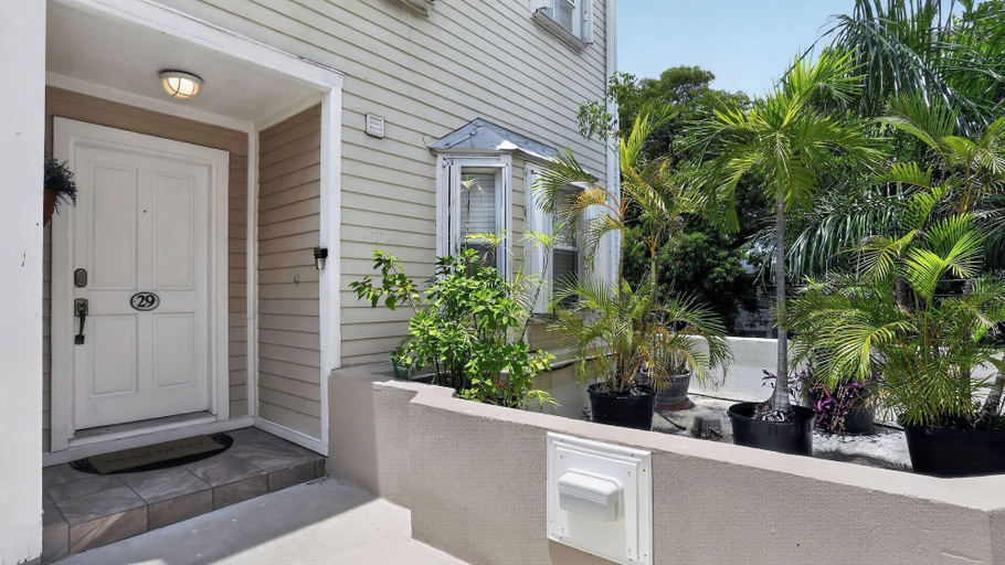 Exterior & Views 2, Duval Sea Turtle by Avantstay Great Location Close to Shops Shared Pool!, Monroe