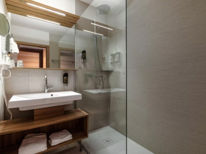 Bathroom 5, Holiday Inn Innsbruck by IHG, Innsbruck