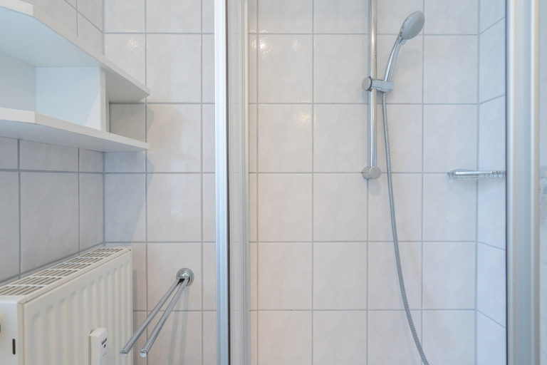 Bathroom 2, Ostseeurlaub fur 2 - Ferienwohnung in Sellin mit Balkon, Vorpommern-Rügen