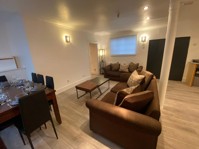 Room 2, Large 3 Bedroom Flat Earl s Court West Kensington, London