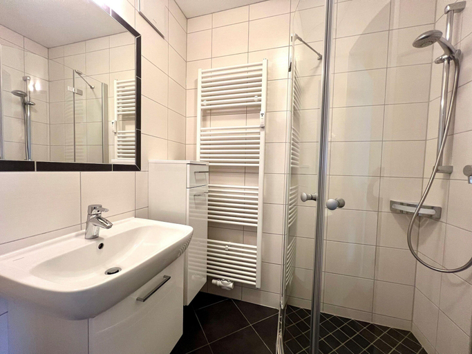 Bathroom 4, Moderne Ferienwohnung mit Balkon in Sellin, Vorpommern-Rügen