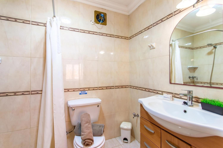 Bathroom 2, Villa & Pool Apartments in Mellieha Bay