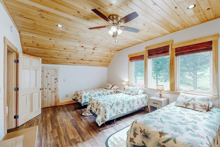 Room 5, Charming Riverfront Home With Mountain Views & Private Dock, Somerset