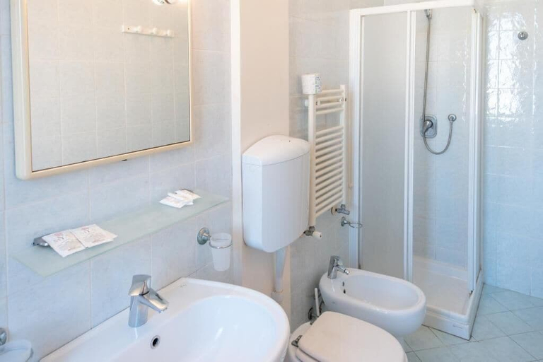 Bathroom 5, Albergo Nuova Aurora, Venezia