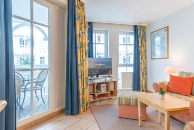Living room 2, Ferienwohnung mit Balkon und Schwimmbadnutzung in Sellin, Vorpommern-Rügen