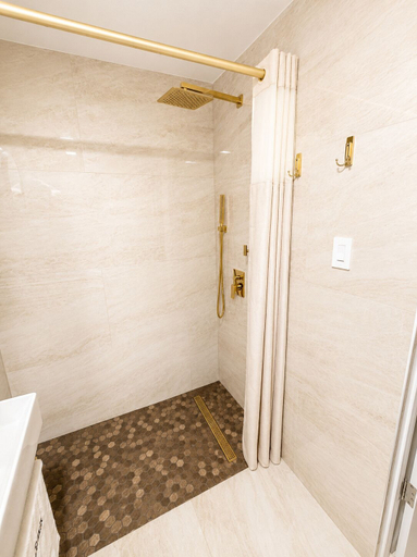 Bathroom 3, Tex-Haus, Scurry