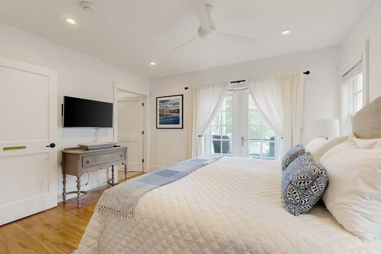 Room 2, Elegant Home With Veranda & Water View, Walk to Downtown Boothbay Harbor, Lincoln