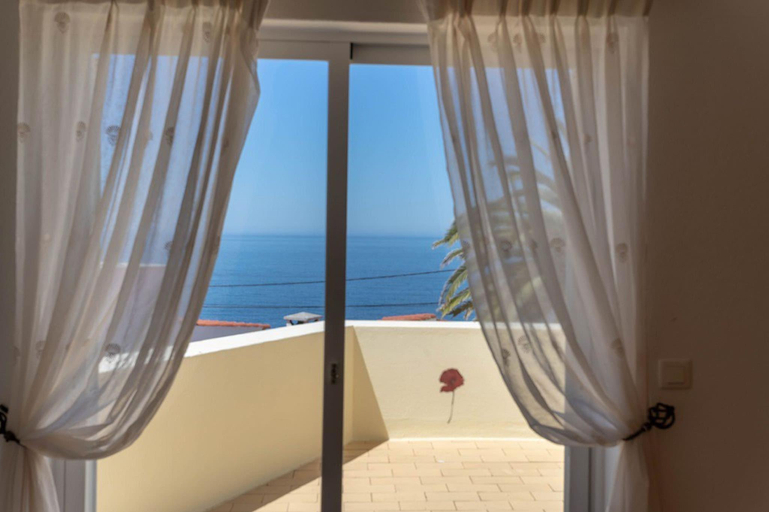 2, SILVER · BEAUTIFUL 4 BEDROOM VILA JUST STEPS TO TH, Lagoa