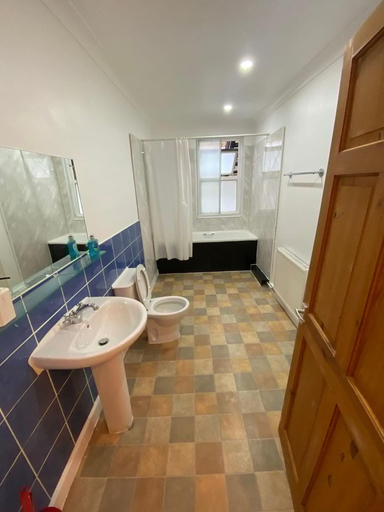 Room 5, Large 3 Bedroom Flat Earl s Court West Kensington, London
