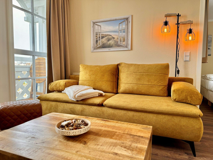 Living room 3, Stilvolle Ferienwohnung mit Balkon und Wlan in Sellin, Vorpommern-Rügen