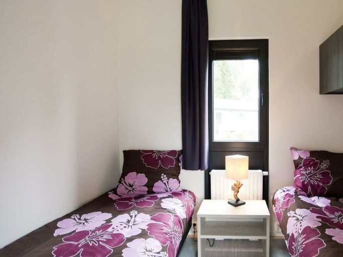 Room 5, Holiday Home in Nieuwvliet With Terrace, Sluis