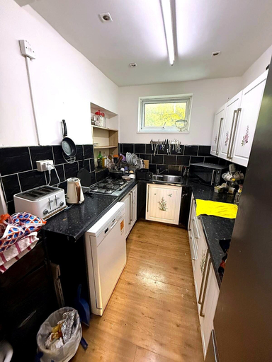Private kitchen 5, Ground Floor 1 Bed Flat | Free Parking | Near Tram, Manchester