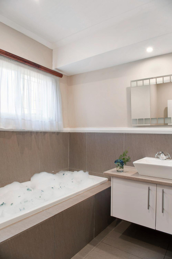 Bathroom 3, Hlalanathi Drakensberg Resort, Uthukela