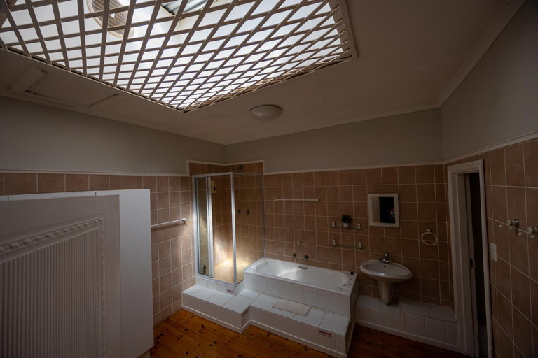 Bathroom 3, Beyond Cui Bono, Cacadu