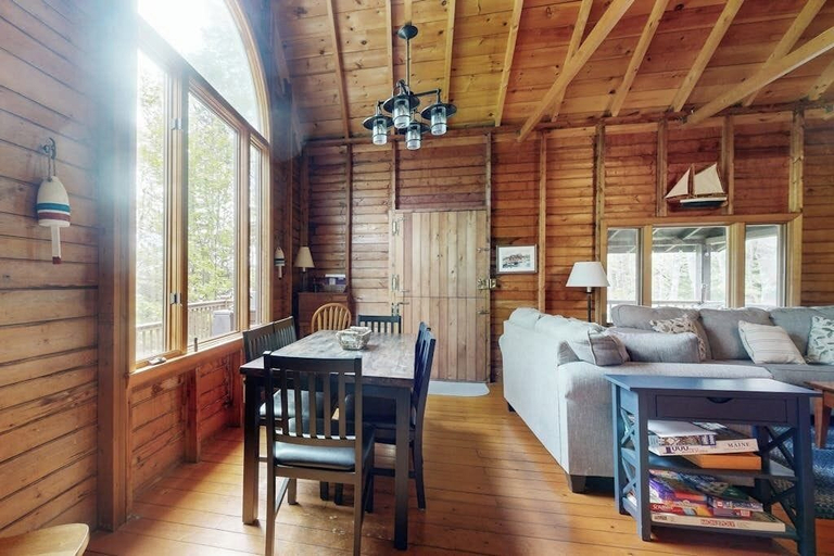 Living area 5, River View Home w/ Lovely Deck, Views & Fireplace, Lincoln