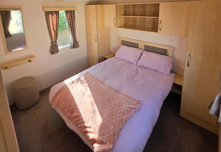 Room 3, 2 Bed Caravan - Sleeps 4 - Free Parking, Denbighshire