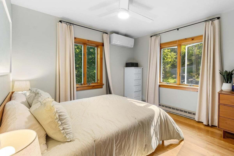 Room 5, Kinney Cabin: 5-bedroom Lakefront Home, Lincoln