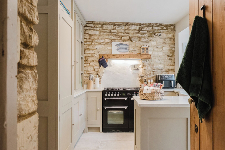 Private kitchen 5, Beautiful Cottage in Cirencester Centre, Gloucestershire