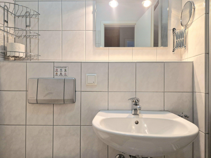 Bathroom 4, Hochwertige Ferienwohnung fur 3 im Seepark Sellin, Vorpommern-Rügen