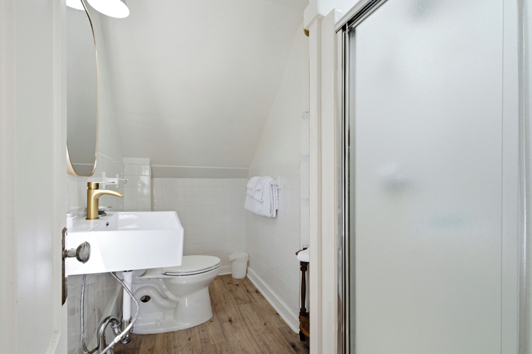 Bathroom 4, Greenleaf Inn, Lincoln