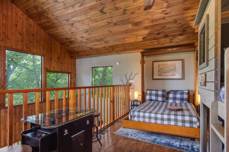 Room 4, Z - Treehouse Overlook, Sevier