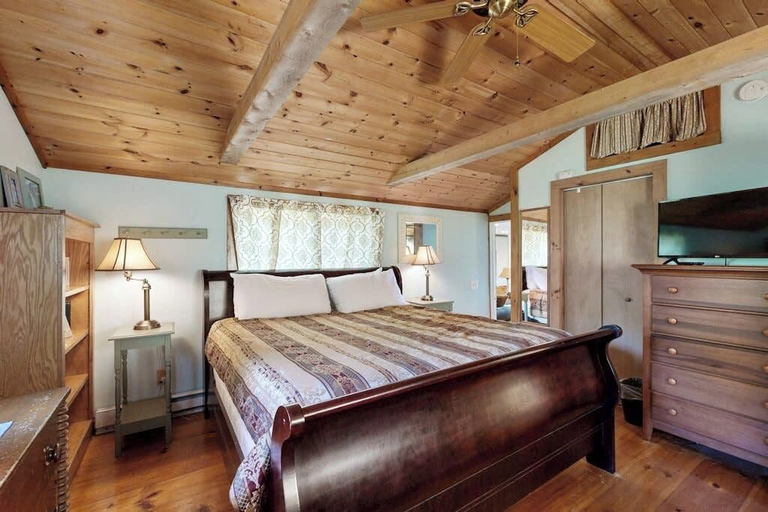 Room 4, Secluded Lakefront Cottage Great Views, Dock & Boat Launch, Hancock