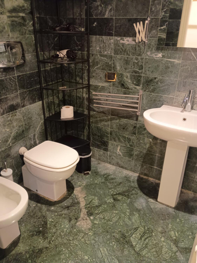 Bathroom 2, Apartment Trevi Fountain & Spanish Steps, Roma