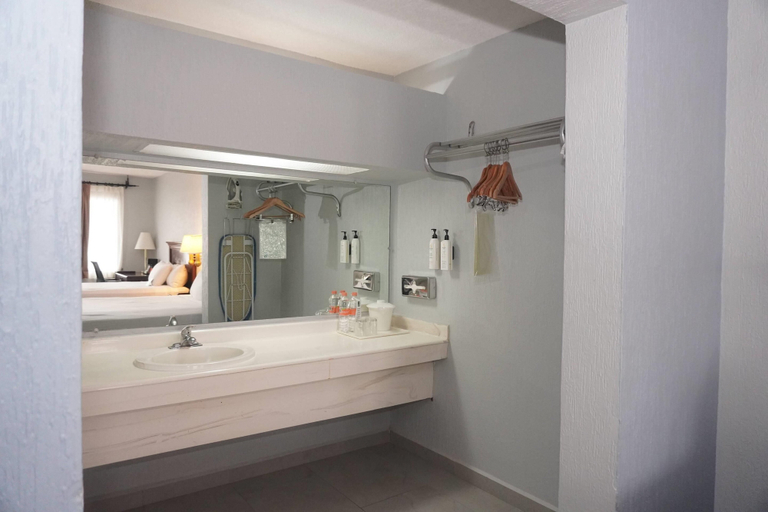 Bathroom 4, Quality Inn Piedras Negras, Piedras Negras