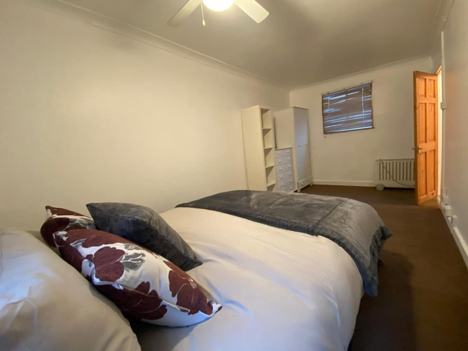 Room 4, Large 3 Bedroom Flat Earl s Court West Kensington, London