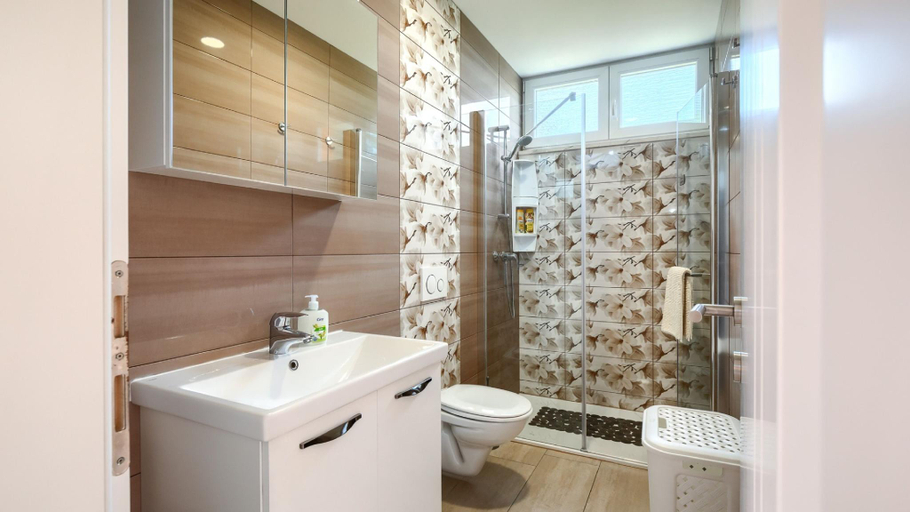 Bathroom 5, Villa Eva Kastel by Villas Guide, Buje