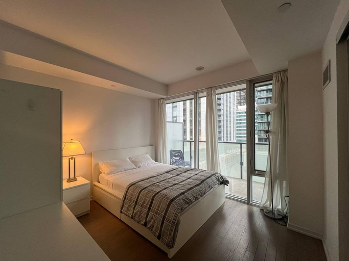 Room 2, Hotel Lux Toronto, Toronto