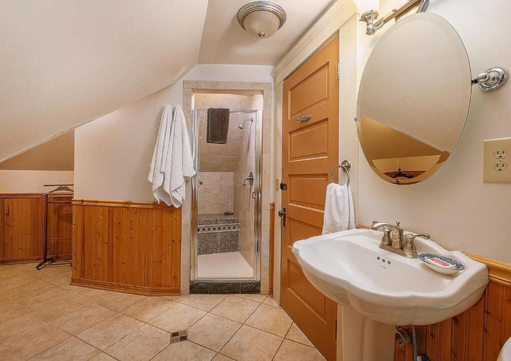 Bathroom 5, Burnt Toast Inn and Washington House, Washtenaw